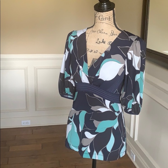 BCBGMAXAZRIA High Low Patterned 3/4 Top EUC - Picture 2 of 8